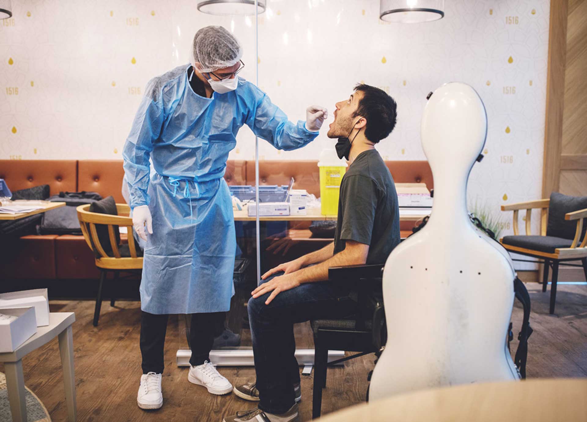 Ein Arzt nimmt einen Coronatest-Abstrich eines Musikers vor dem Konzertevent
