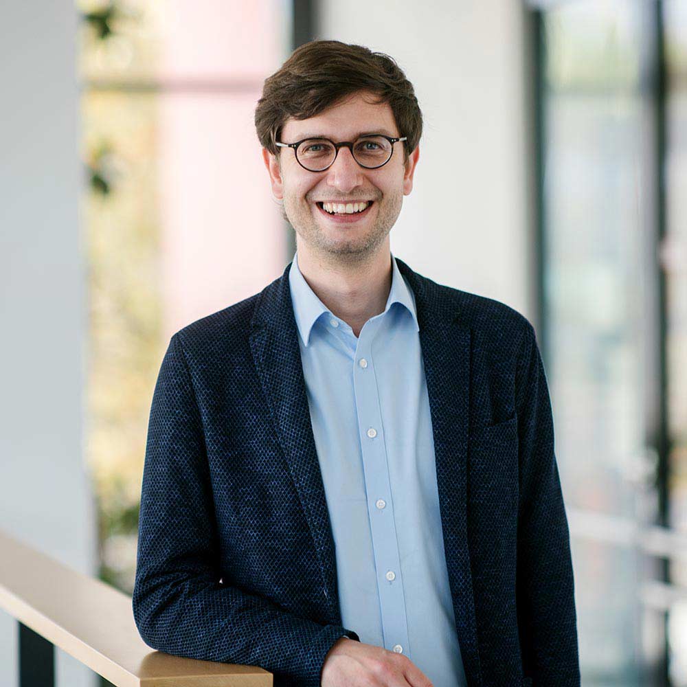 Ein Portrait von Professor Jonathan Schmid-Burgk, CSO, Co-Funder und Humangenetiker der LAMPseq Diagnostics GmbH, einem Biotech Unternehmen aus Bonn